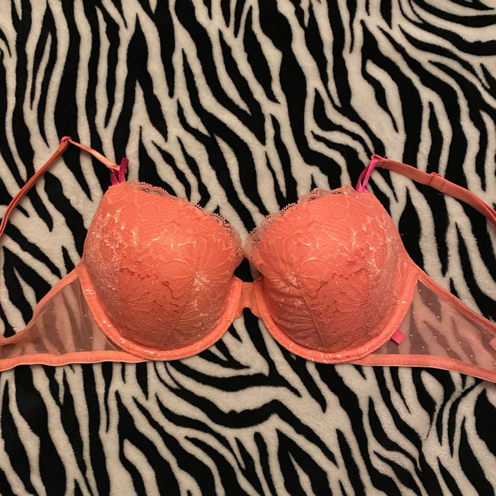 34d Victoria Secret bra